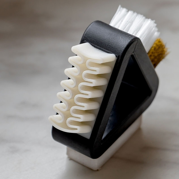 COCCINE Szczoteczka trójkątna do czyszczenia zamszu i nubuku